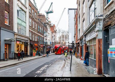 Denmark Street, alias "Tin Pan Alley", wenn die besetzt das Musikinstrument und publishing Unternehmen, viele der Läden geschlossen, London, UK Stockfoto