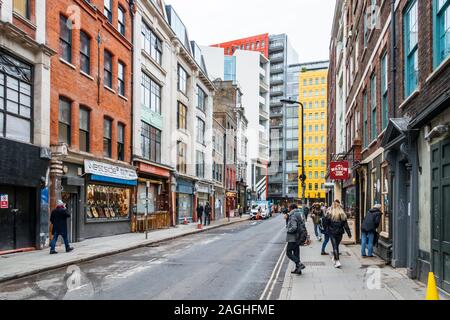 Denmark Street, alias "Tin Pan Alley", wenn die besetzt das Musikinstrument und publishing Unternehmen, viele der Läden geschlossen, London, UK Stockfoto