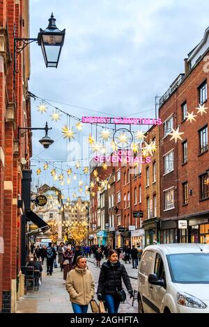 Weihnachtsbeleuchtung in Earlham Street, Covent Garden, London, UK Stockfoto