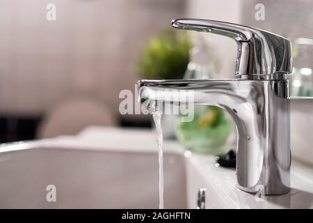 Kaltes Wasser aus dem Wasserhahn im Badezimmer reinigen Stockfoto