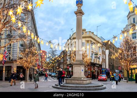 Weihnachtsbeleuchtung an Sieben Zifferblätter in Covent Garden, London, UK Stockfoto