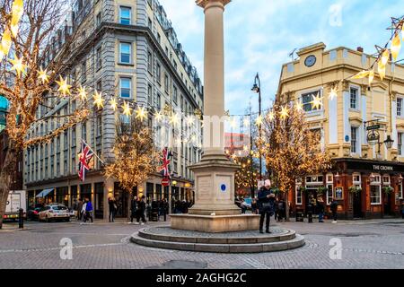 Weihnachtsbeleuchtung an Sieben Zifferblätter in Covent Garden, London, UK Stockfoto