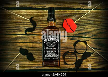 Tanakajd, Ungarn - 112. 11. 2019: eine Flasche Jack Daniel's Whiskey auf verwitterte Holz- Hintergrund mit Ele party Foto Zubehör Stockfoto