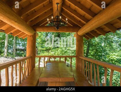 Ein Tisch und zwei Bänke von großen Massivholz in einem Blockhaus gemacht Stockfoto