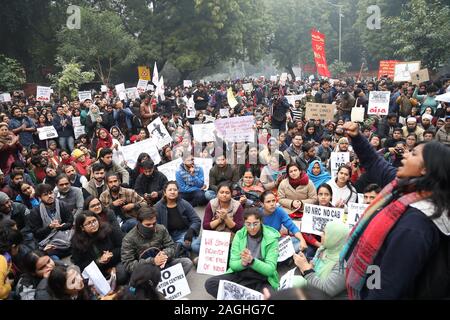 Dezember 19, 2019: Neu Delhi, Indien, 19. Dezember 2019: Tausende von Menschen in Jantar Mantar aus Protest gegen die Regierung über die Staatsbürgerschaft geänderte Gesetz (CAA). Die Delhi Metro Rail Corporation (DMRC), Rettungsleine von Delhi und National Capital Region (Delhi NCR) kurzzeitig abzuschalten und Ausstieg Gates in verschiedenen U-Bahn Stationen unerwünschte Verletzung zu vermeiden. Credit: Sauvik Acharyya/ZUMA Draht/Alamy leben Nachrichten Stockfoto