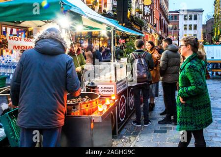 Eine geröstete Kastanien und Erdbeere in James Street, Covent Garden, London, UK Abschaltdruck Stockfoto