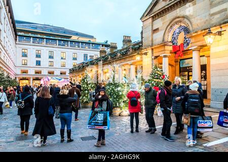 Käufer und Touristen in Covent Garden, London, UK Stockfoto