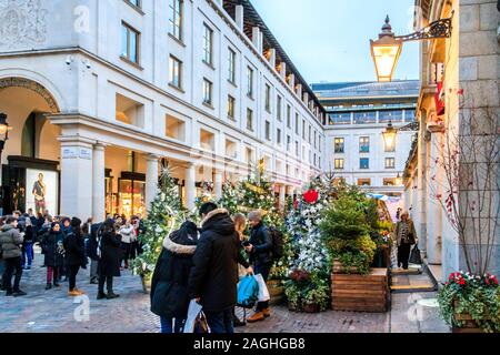 Käufer und Touristen in Covent Garden, London, UK Stockfoto