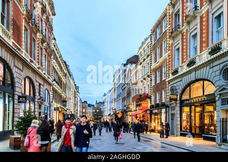 Käufer und Touristen in der Long Acre, Covent Garden, London, UK Stockfoto