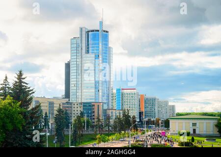 Bewölkt Stadtbild von Minsk Downtown mit moderner Architektur und grüne Bäume, Weißrussland Stockfoto