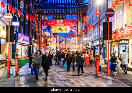 Käufer und Touristen in Gerrard Street, Chinatown, Soho, London, UK Stockfoto