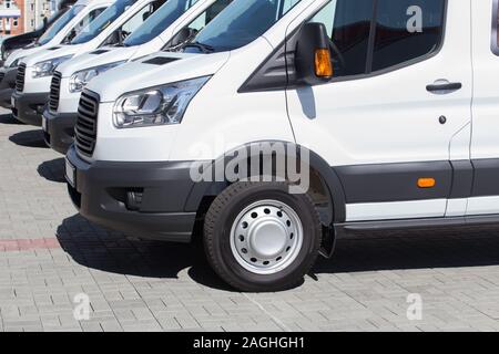 Anzahl der neuen weißen Kleinbusse und Lieferwagen, die außerhalb Stockfoto