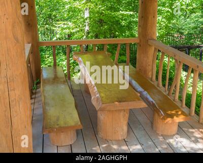 Ein Tisch und zwei Bänke von großen Massivholz in einem Blockhaus gemacht Stockfoto