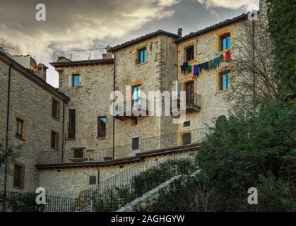 Einblick mit alten hohen steinernen Häusern. Isola del Gran Sasso, Teramo Stockfoto