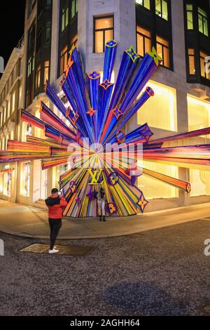 London, Großbritannien. November 2019, 18. Außenansicht von LV, Louis Vuitton Geschäft in der New Bond Street mit Weihnachtsausstellung. Quelle: Waldemar Sikora Stockfoto