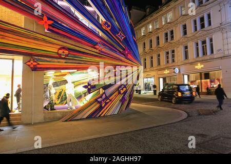 London, Großbritannien. November 2019, 18. Außenansicht von LV, Louis Vuitton Geschäft in der New Bond Street mit Weihnachtsausstellung. Quelle: Waldemar Sikora Stockfoto