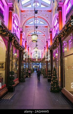 London, Großbritannien. November 2019, 20. Royal Arcade in der Old Bond Street mit Weihnachtsschmuck. Quelle: Waldemar Sikora Stockfoto