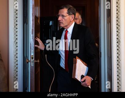 Washington DC, USA. 19 Dez, 2019. Sen. John barrasso, R-WY hinterlässt eine Sitzung auf dem Weg zum Senat, auf dem Capitol Hill in Washington, DC am Donnerstag, 19. Dezember 2019. Foto von Kevin Dietsch/UPI Quelle: UPI/Alamy leben Nachrichten Stockfoto