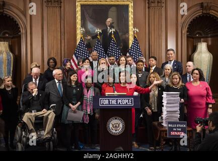 Washington, United States. 19 Dez, 2019. Sprecher des Repräsentantenhauses, Nancy Pelosi, D-Calif., spricht auf Haus Rechtsvorschriften nicht vom Senat, auf dem Capitol Hill in Washington, DC am Donnerstag, 19. Dezember 2019. Foto von Kevin Dietsch/UPI Quelle: UPI/Alamy leben Nachrichten Stockfoto