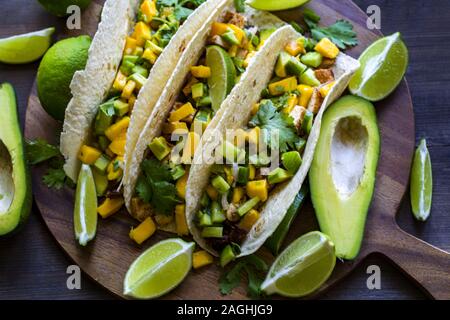 Hausgemachte chicken Tacos mit Mango, Ananas und Gurke salsa Stockfoto