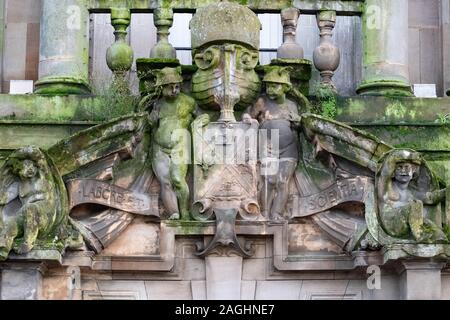 Clydebank burgh Wappen, darunter eine Nähmaschine, die die Sänger Nähmaschinenfabrik in der Stadt, Schottland, Großbritannien Stockfoto