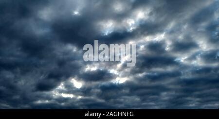 Regnerischen Himmel. Stürmisches Wetter. Himmel Wolken. Abstrakte verschwommen cyan Gradienten der frühling himmel. Stockfoto