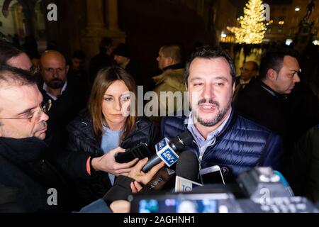 Bologna, Italien. 19. Dez 2019. Der italienische Politiker Matteo Salvini (Führer der Liga Nord) und Lucia Borgonzoni Kandidat der Lega, der Gouverneur der Region Emilia Romagna im Januar 2020 Wahlen zu einem plötzlichen Pressekonferenz in Piazza Maggiore am 19. Dezember 2019 in Bologna, Italien sprechen. Credit: Massimiliano Donati/Alamy leben Nachrichten Stockfoto