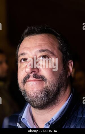 Bologna, Italien. 19. Dez 2019. Der italienische Politiker Matteo Salvini (Führer der Liga Nord) und Lucia Borgonzoni Kandidat der Lega, der Gouverneur der Region Emilia Romagna im Januar 2020 Wahlen zu einem plötzlichen Pressekonferenz in Piazza Maggiore am 19. Dezember 2019 in Bologna, Italien sprechen. Credit: Massimiliano Donati/Alamy leben Nachrichten Stockfoto