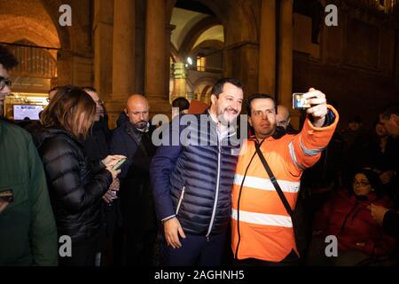 Bologna, Italien. 19. Dez 2019. Der italienische Politiker Matteo Salvini (Führer der Liga Nord) und Lucia Borgonzoni Kandidat der Lega, der Gouverneur der Region Emilia Romagna im Januar 2020 Wahlen zu einem plötzlichen Pressekonferenz in Piazza Maggiore am 19. Dezember 2019 in Bologna, Italien sprechen. Credit: Massimiliano Donati/Alamy leben Nachrichten Stockfoto