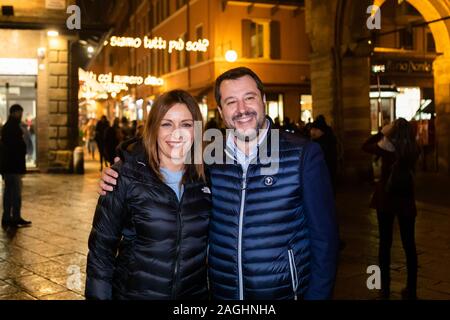 Bologna, Italien. 19. Dez 2019. Der italienische Politiker Matteo Salvini (Führer der Liga Nord) und Lucia Borgonzoni Kandidat der Lega, der Gouverneur der Region Emilia Romagna im Januar 2020 Wahlen zu einem plötzlichen Pressekonferenz in Piazza Maggiore am 19. Dezember 2019 in Bologna, Italien sprechen. Credit: Massimiliano Donati/Alamy leben Nachrichten Stockfoto