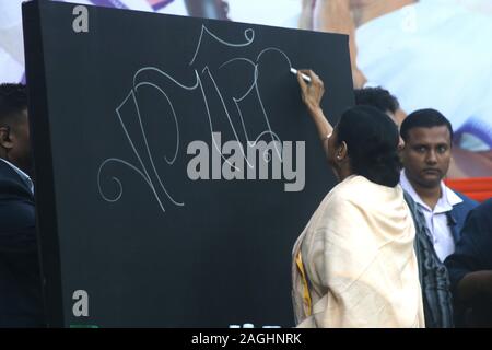 Kolkata, Indien. 19 Dez, 2019. Trinamool Congress Partei Supremo und dem Ministerpräsidenten von Westbengalen, Mamata Banerjee entlang ihr Neffe Abhishak Banerjee MP und Jugend Trinamool Congress Unterstützer melden Sie die Sammlung am Protest gegen die Zentralregierung NRC und CAA Bill am Dezember 19, 2019 in Kalkutta Rani Rushmani Avenue, Indien. (Foto von dipa Chakraborty/Pacific Press) Quelle: Pacific Press Agency/Alamy leben Nachrichten Stockfoto