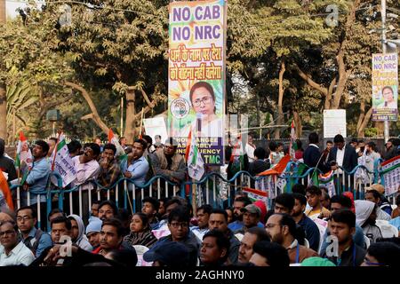 Kolkata, Indien. 19 Dez, 2019. Trinamool Congress Partei Supremo und dem Ministerpräsidenten von Westbengalen, Mamata Banerjee entlang ihr Neffe Abhishak Banerjee MP und Jugend Trinamool Congress Unterstützer melden Sie die Sammlung am Protest gegen die Zentralregierung NRC und CAA Bill am Dezember 19, 2019 in Kalkutta Rani Rushmani Avenue, Indien. (Foto von dipa Chakraborty/Pacific Press) Quelle: Pacific Press Agency/Alamy leben Nachrichten Stockfoto