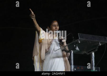 Kolkata, Indien. 19 Dez, 2019. Trinamool Congress Partei Supremo und dem Ministerpräsidenten von Westbengalen, Mamata Banerjee entlang ihr Neffe Abhishak Banerjee MP und Jugend Trinamool Congress Unterstützer melden Sie die Sammlung am Protest gegen die Zentralregierung NRC und CAA Bill am Dezember 19, 2019 in Kalkutta Rani Rushmani Avenue, Indien. (Foto von dipa Chakraborty/Pacific Press) Quelle: Pacific Press Agency/Alamy leben Nachrichten Stockfoto