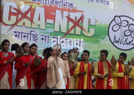 Kolkata, Indien. 19 Dez, 2019. Trinamool Congress Partei Supremo und dem Ministerpräsidenten von Westbengalen, Mamata Banerjee entlang ihr Neffe Abhishak Banerjee MP und Jugend Trinamool Congress Unterstützer melden Sie die Sammlung am Protest gegen die Zentralregierung NRC und CAA Bill am Dezember 19, 2019 in Kalkutta Rani Rushmani Avenue, Indien. (Foto von dipa Chakraborty/Pacific Press) Quelle: Pacific Press Agency/Alamy leben Nachrichten Stockfoto