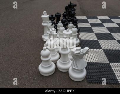 Große Schachfiguren für das Spielen auf der Straße. Rosa Khutor Stockfoto