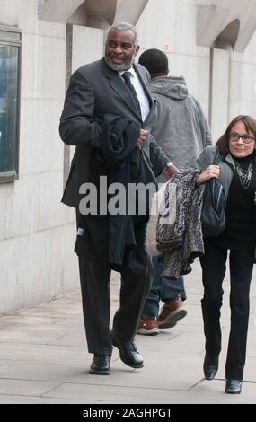 Neville und Doreen Lawrence auf dem Old Bailey in 2012 nach der Verurteilung von David Norris und Gary Dobson für den brutalen Mord an ihrem Sohn Stephen Lawrence getötet bei einem rassistisch motivierten Angriff an einer Bushaltestelle in Eltham im April 1993. Stockfoto