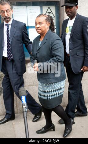 Neville und Doreen Lawrence auf dem Old Bailey in 2012 nach der Verurteilung von David Norris und Gary Dobson für den brutalen Mord an ihrem Sohn Stephen Lawrence getötet bei einem rassistisch motivierten Angriff an einer Bushaltestelle in Eltham im April 1993. Stockfoto