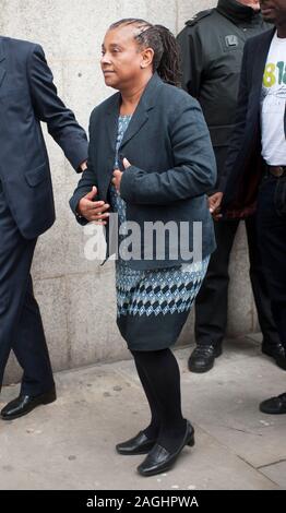 Neville und Doreen Lawrence auf dem Old Bailey in 2012 nach der Verurteilung von David Norris und Gary Dobson für den brutalen Mord an ihrem Sohn Stephen Lawrence getötet bei einem rassistisch motivierten Angriff an einer Bushaltestelle in Eltham im April 1993. Stockfoto