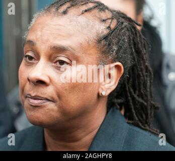 Neville und Doreen Lawrence auf dem Old Bailey in 2012 nach der Verurteilung von David Norris und Gary Dobson für den brutalen Mord an ihrem Sohn Stephen Lawrence getötet bei einem rassistisch motivierten Angriff an einer Bushaltestelle in Eltham im April 1993. Stockfoto