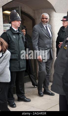 Neville und Doreen Lawrence auf dem Old Bailey in 2012 nach der Verurteilung von David Norris und Gary Dobson für den brutalen Mord an ihrem Sohn Stephen Lawrence getötet bei einem rassistisch motivierten Angriff an einer Bushaltestelle in Eltham im April 1993. Stockfoto