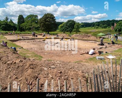 Archäologische Grabung von der Universität Leicester Archäologie Schüler auf eine Entdeckungsreise zu Bradgate Park, Leicestershire, England, Großbritannien Stockfoto