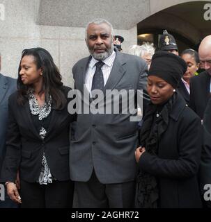 Neville und Doreen Lawrence auf dem Old Bailey in 2012 nach der Verurteilung von David Norris und Gary Dobson für den brutalen Mord an ihrem Sohn Stephen Lawrence getötet bei einem rassistisch motivierten Angriff an einer Bushaltestelle in Eltham im April 1993. Stockfoto