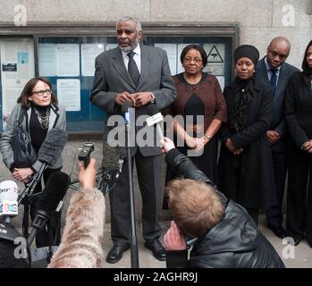 Neville und Doreen Lawrence auf dem Old Bailey in 2012 nach der Verurteilung von David Norris und Gary Dobson für den brutalen Mord an ihrem Sohn Stephen Lawrence getötet bei einem rassistisch motivierten Angriff an einer Bushaltestelle in Eltham im April 1993. Stockfoto