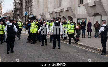 Neville und Doreen Lawrence auf dem Old Bailey in 2012 nach der Verurteilung von David Norris und Gary Dobson für den brutalen Mord an ihrem Sohn Stephen Lawrence getötet bei einem rassistisch motivierten Angriff an einer Bushaltestelle in Eltham im April 1993. Stockfoto