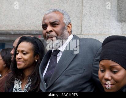 Neville und Doreen Lawrence auf dem Old Bailey in 2012 nach der Verurteilung von David Norris und Gary Dobson für den brutalen Mord an ihrem Sohn Stephen Lawrence getötet bei einem rassistisch motivierten Angriff an einer Bushaltestelle in Eltham im April 1993. Stockfoto