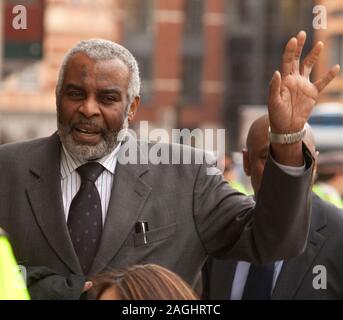 Neville und Doreen Lawrence auf dem Old Bailey in 2012 nach der Verurteilung von David Norris und Gary Dobson für den brutalen Mord an ihrem Sohn Stephen Lawrence getötet bei einem rassistisch motivierten Angriff an einer Bushaltestelle in Eltham im April 1993. Stockfoto