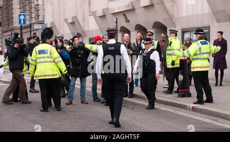 Neville und Doreen Lawrence auf dem Old Bailey in 2012 nach der Verurteilung von David Norris und Gary Dobson für den brutalen Mord an ihrem Sohn Stephen Lawrence getötet bei einem rassistisch motivierten Angriff an einer Bushaltestelle in Eltham im April 1993. Stockfoto