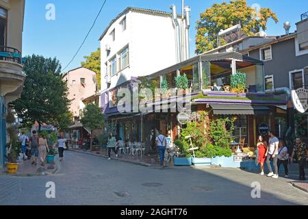 Istanbul, Türkei - 10. September 2019. Touristen zu Fuß eine Straße im Bereich der Karakoy Beyoglu in Istanbul Stockfoto