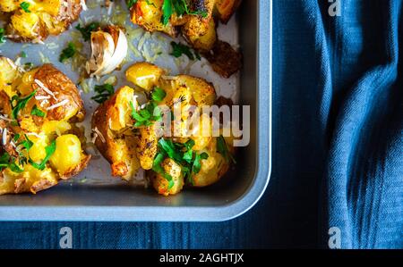 Close up Schießen eines gebackenen, gebratenen Kartoffeln auf ein Backblech Stockfoto