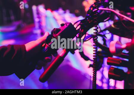 Professionelle Ausrüstung in einem blauen TV-Studio. Beleuchtungseinrichtungen und Video Kameras auf einem Stativ Fokus folgen Management Stockfoto